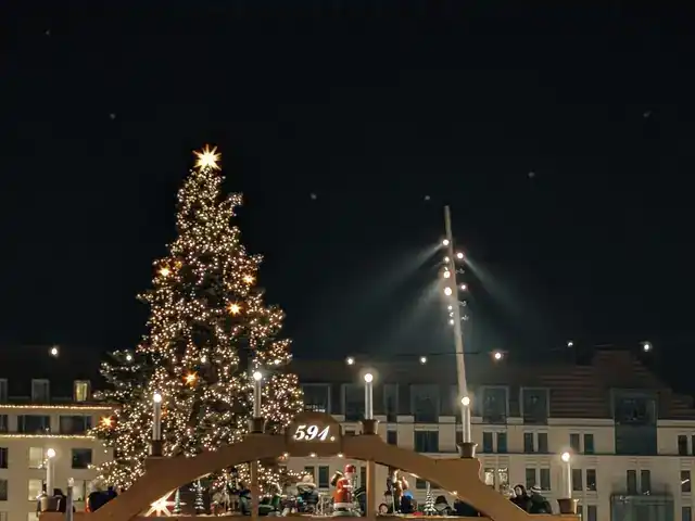 Der Dresdner Striezelmarkt mit seiner riesigen hölzernen Weihnachtspyramide