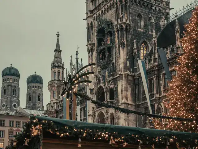 Puestos del mercado navideño delante del Nuevo Ayuntamiento de Múnich