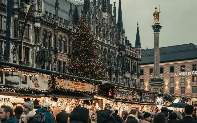 Weihnachtsmarktstände am Marienplatz in München