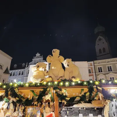 Polar bear figures on a stall roof at the Rosenheim Christmas market at night