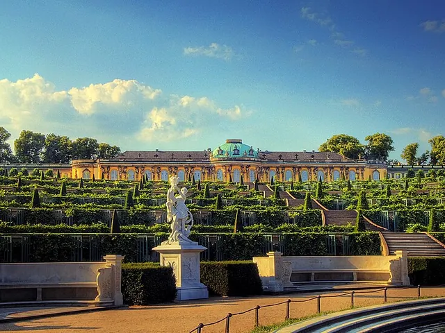 El palacio de Sanssouci sobre su viñedo en terrazas en Potsdam