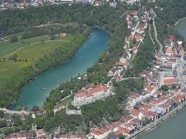 Vista aérea del largo castillo de Burghausen sobre una cresta junto al río Salzach