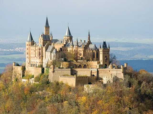 El castillo de Hohenzollern con sus muchas torres en lo alto de una colina boscosa del Jura de Suabia