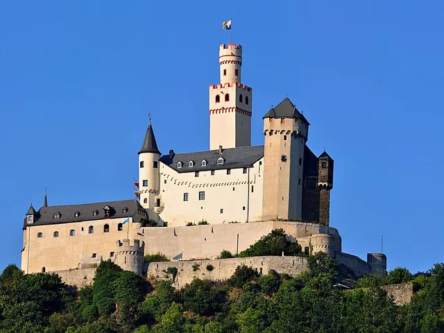 El castillo de Marksburg en lo alto de una colina sobre el Rin, en Braubach