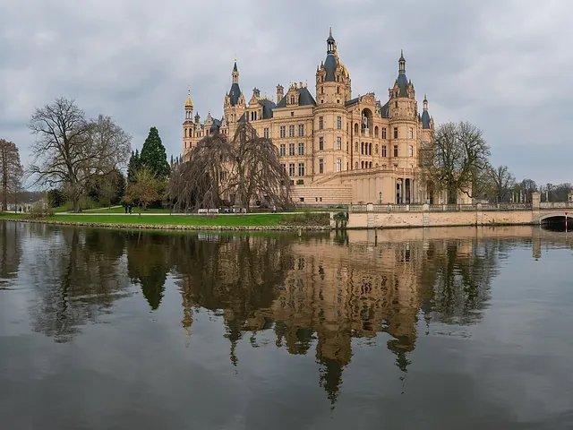 El castillo de Schwerin con su cúpula dorada reflejada en el lago