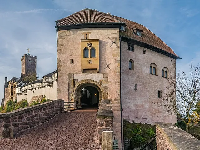 El castillo de Wartburg sobre el bosque cerca de Eisenach