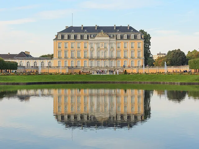 El palacio de Augustusburg en Brühl reflejado en el estanque del jardín