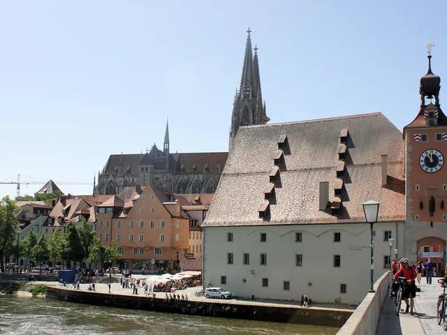 Steinerne Brücke, Salzstadel und Domtürme in Regensburg