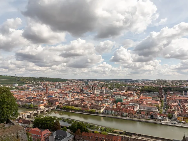 Vista desde la fortaleza de Marienberg sobre el río Meno y el casco antiguo de Wurzburgo
