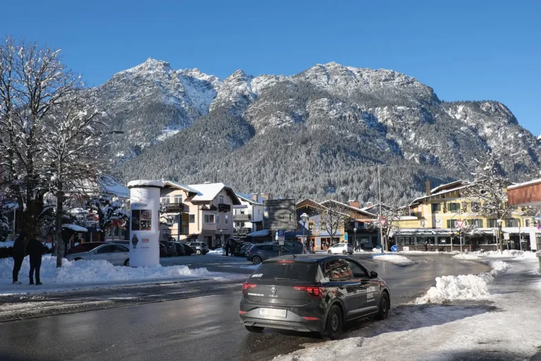 Der verschneite Marienplatz in Garmisch-Partenkirchen mit den Bergen im Hintergrund