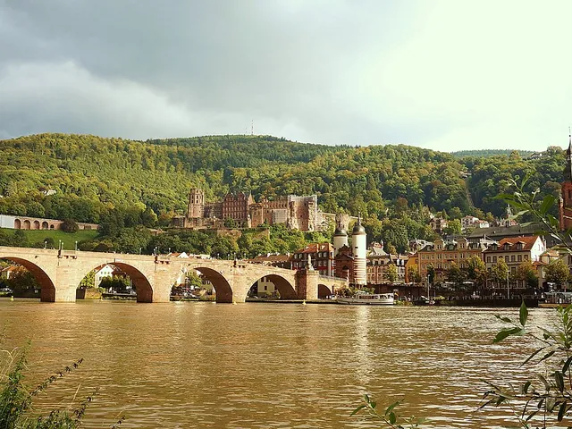 El Puente Viejo sobre el Neckar con el castillo y el casco antiguo detrás