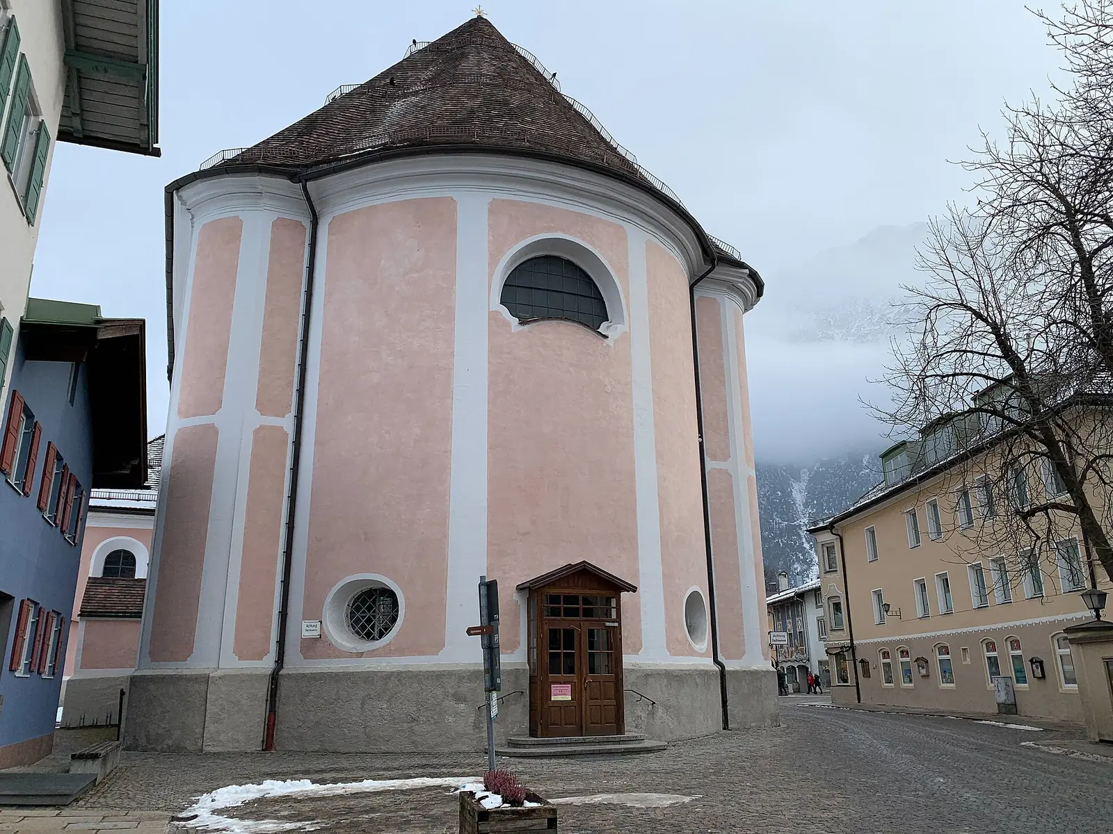 Die Pfarrkirche St. Peter und Paul in Mittenwald an einem verschneiten Januartag