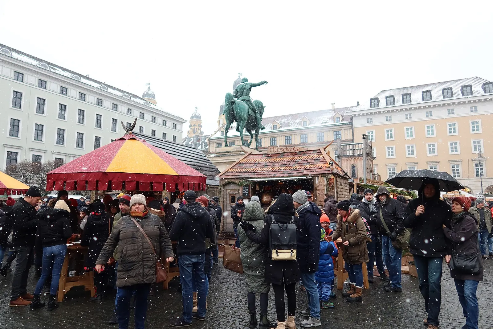 Das Reiterstandbild von Kurfürst Maximilian ragt hinter den Buden des mittelalterlichen Weihnachtsmarkts am Wittelsbacherplatz auf