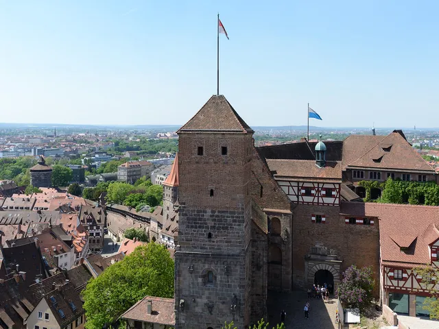 La torre Sinwell del castillo de Núremberg con los tejados del casco antiguo debajo