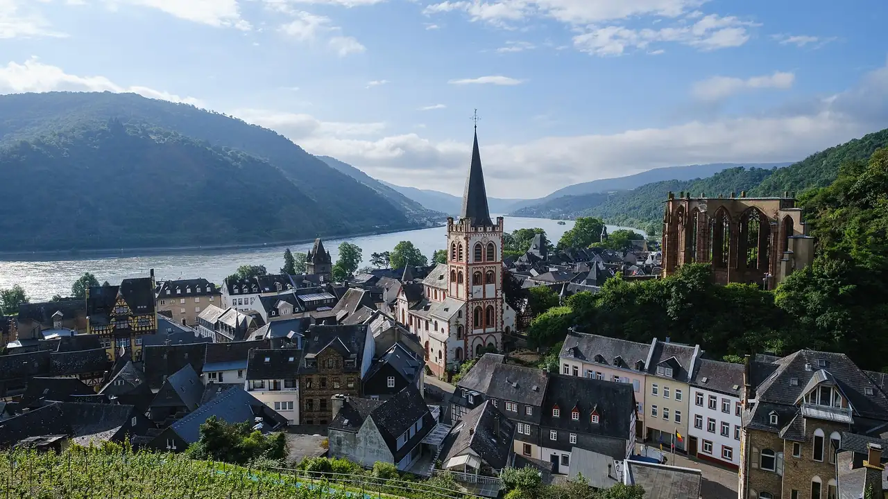 El pueblo vinícola de Bacharach, junto al Rin, con campanarios y viñedos en las laderas