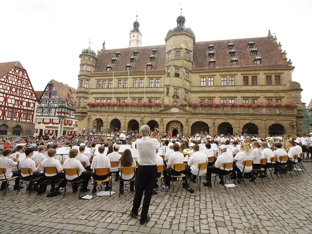 Ein Open-Air-Konzert auf dem Marktplatz in Rothenburg vor dem Rathaus